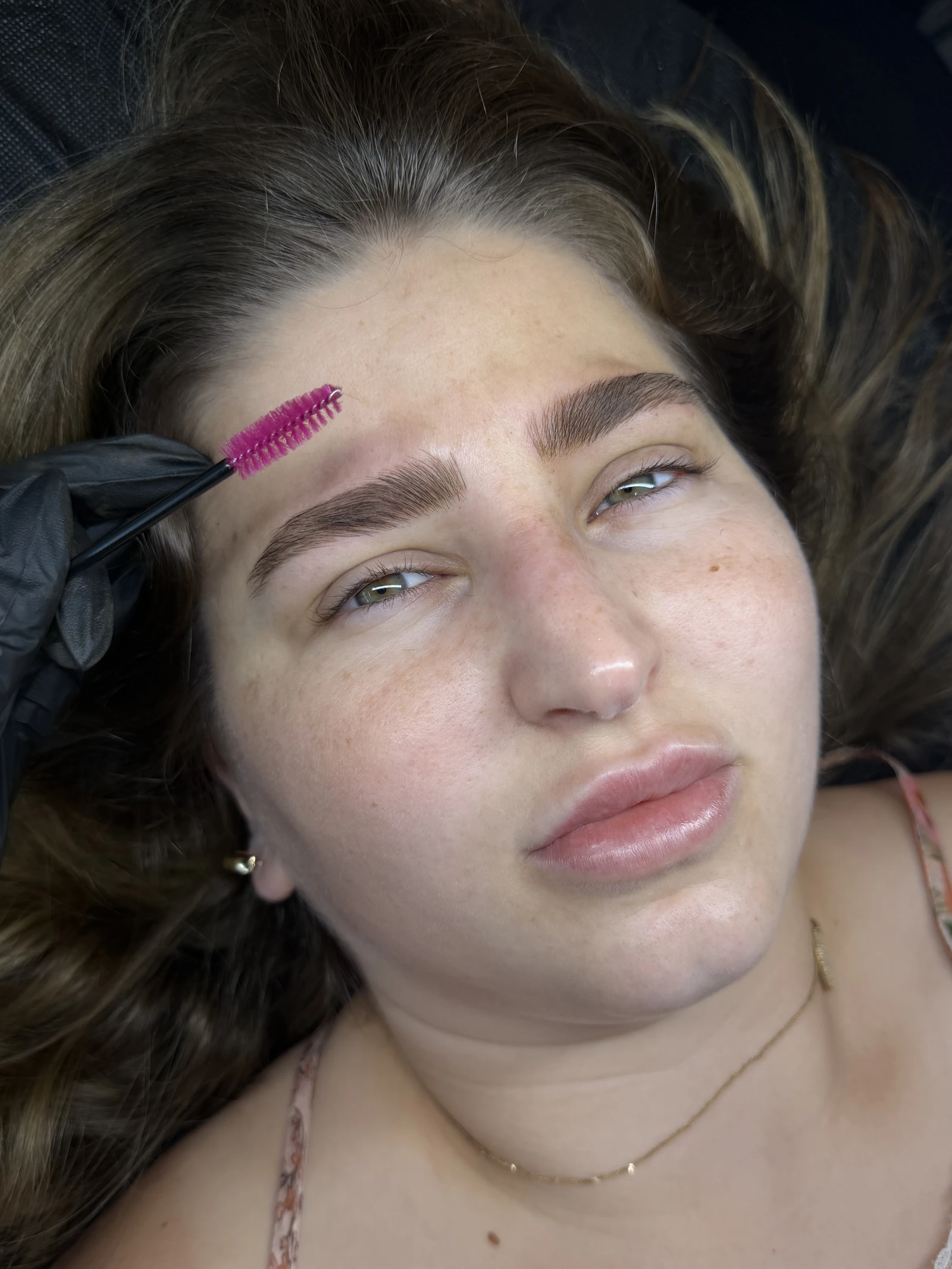 תיעוד מקרוב של עבודת גבות בסטודיו עם מברשת גבות