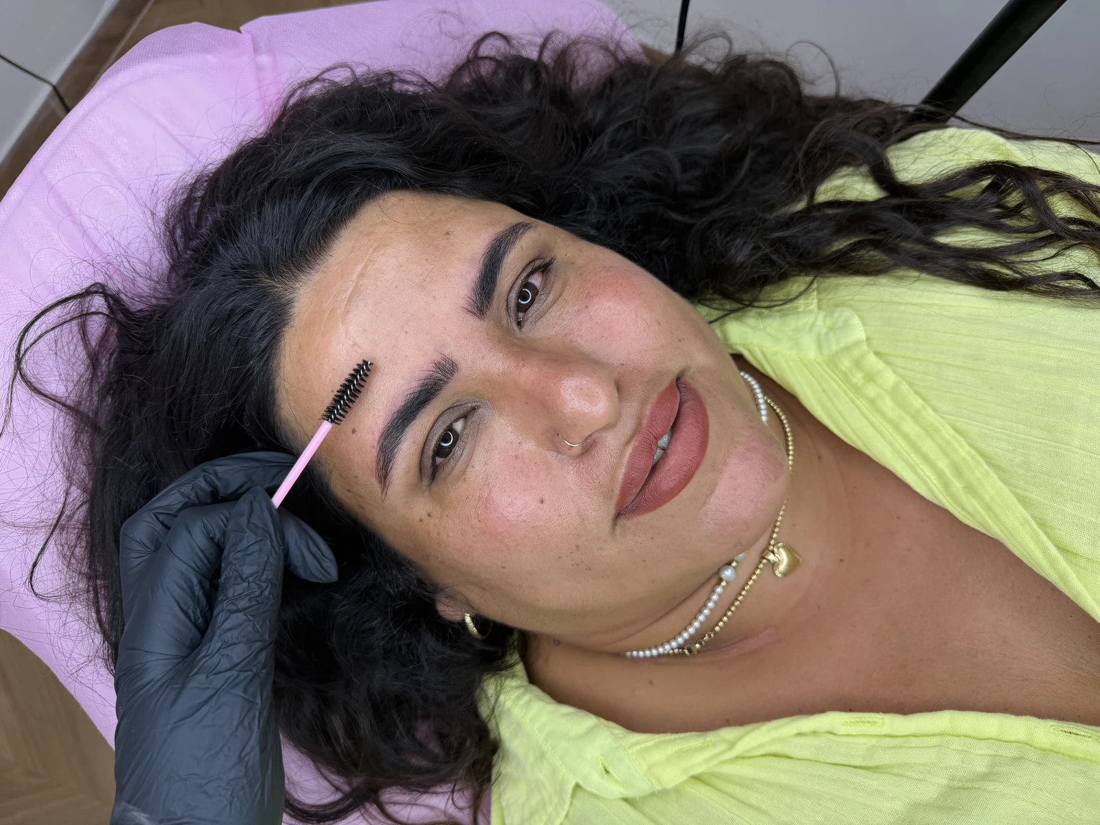עיצוב גבות בסטודיו עם מברשת גבות מקצועית